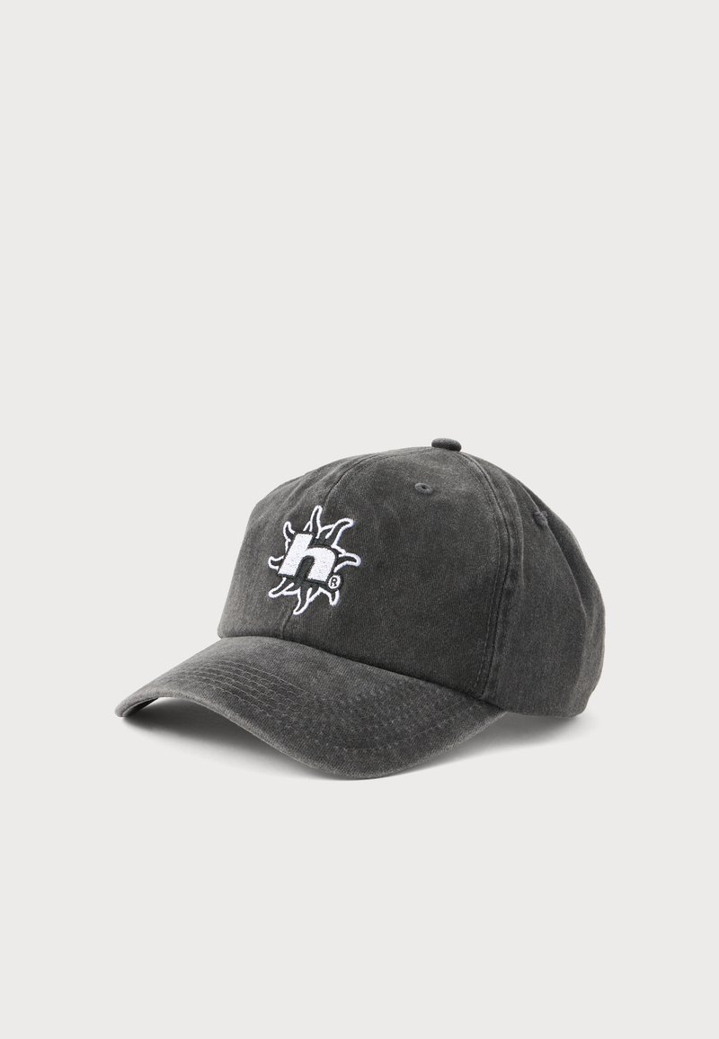 Casquette de baseball gris foncé avec une visière incurvée et un logo soleil brodé en blanc comportant une lettre minuscule "h" sur le panneau avant.