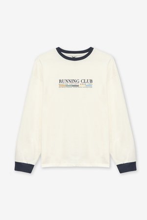 Camiseta de manga larga color crema con acentos en azul marino, que presenta el texto "RUNNING CLUB" y una textura suave y ligera.