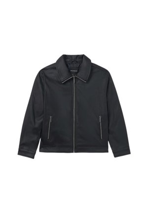 Giacca nera in ecopelle con ampio colletto, chiusura frontale con zip e due tasche laterali con zip. Texture liscia con design minimalista.