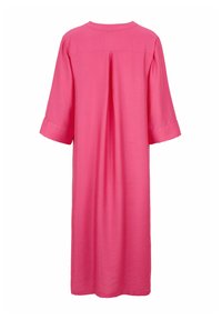 Rosa, knielanges Kleid mit kurzen, umgeschlagenen Ärmeln, rundem Hals und einer Rückenfalte für zusätzlichen Bewegungsfreiheit. Glatte Stoffoberfläche, einfaches Design.