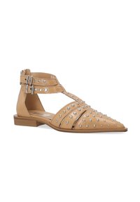 Beige Lackleder-Ballettschuh mit spitzem Zehenbereich, verziert mit silbernen Nieten, einer Ausschnittgestaltung und doppelten Schnallenriemen. Flacher Holz-ähnlicher Absatz.