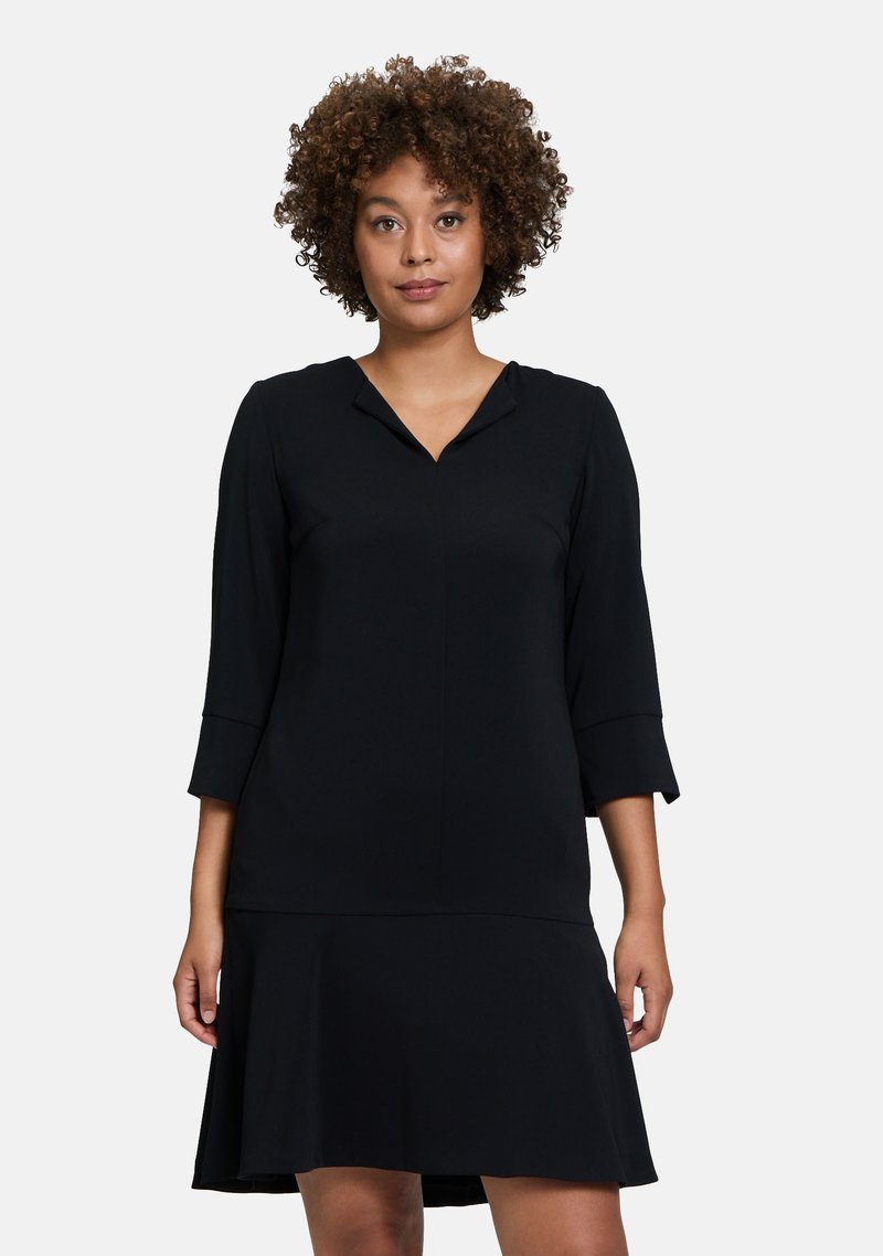 Zwarte jurk met driekwartmouwen, V-halsontwerp, A-lijn silhouet, gladde textuur, kniehoogte, geen zichtbare patronen of versieringen.