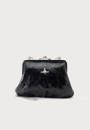 Cartera de broche de cuero negro texturizado con marco metálico plateado, cadena pequeña y un logo plateado en forma de orbe en el frente.