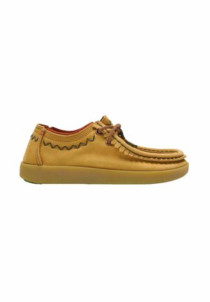 Zapato mocasín casual de ante color marrón claro con costura en zigzag verde, cordones delanteros y suela de goma plana, mostrado en vista lateral sobre fondo blanco.