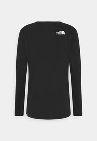 T-shirt à manches longues noir avec un col rond, fabriqué en tissu doux, avec un petit logo blanc dans le haut du dos. Design simple, sans motifs.