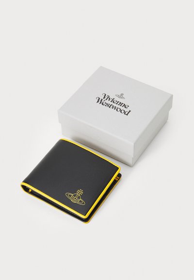 Črn usnjen denarnica z rumenim robom in natisnjenim logotipom. Denarnica je predstavljena ob belem škatli z natisnjenim logotipom.