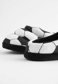 Next FOTBALL REGULAR FIT - Tofflor & inneskor - black white