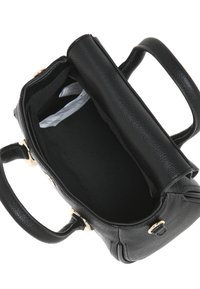 Bolso de mano de cuero negro con un diseño estructurado, asas superiores y un interior suave. Cuenta con un cierre dorado y un detalle de costura.
