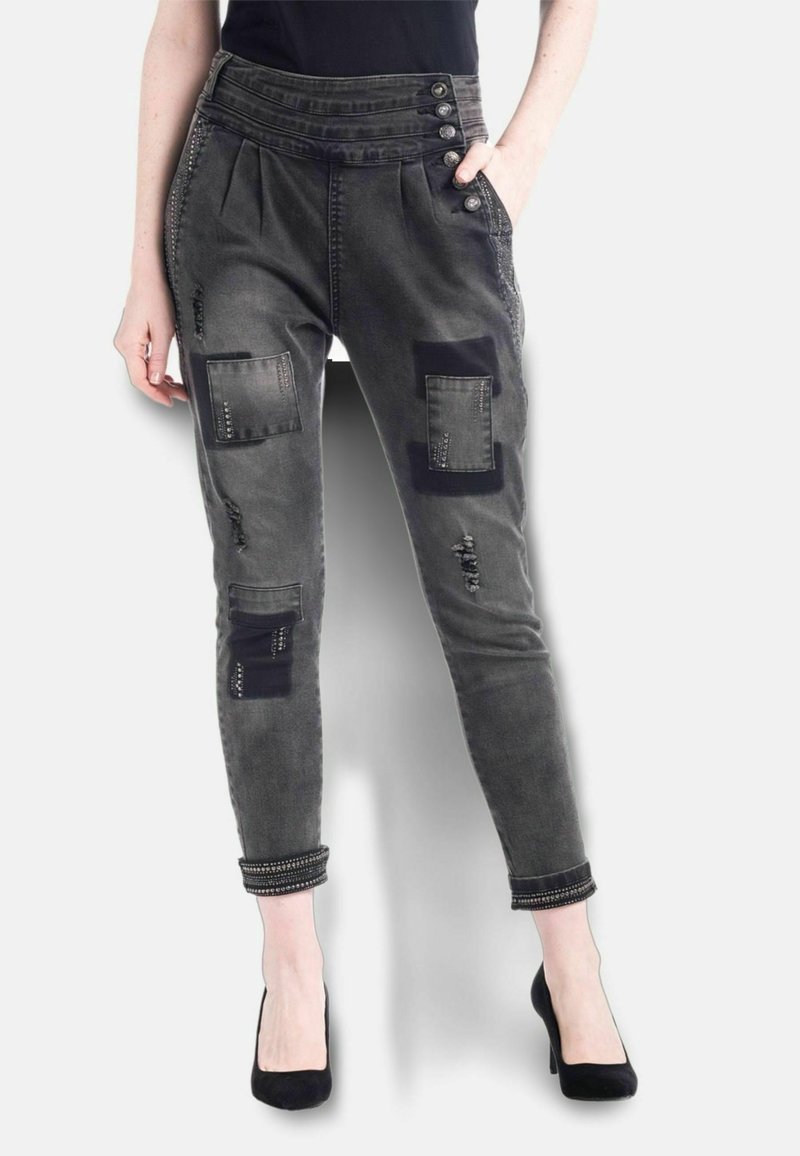 Grå denim tapered byxor med sydda lappar, framveck, fyraknapps midja och pärlbroderi längs fållarna.