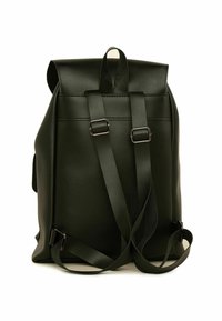 Sac à dos en simili cuir vert avec une texture lisse, fermeture à rabat, bretelles ajustables et boucles en métal. Dispose d'une poignée en boucle sur le dessus.