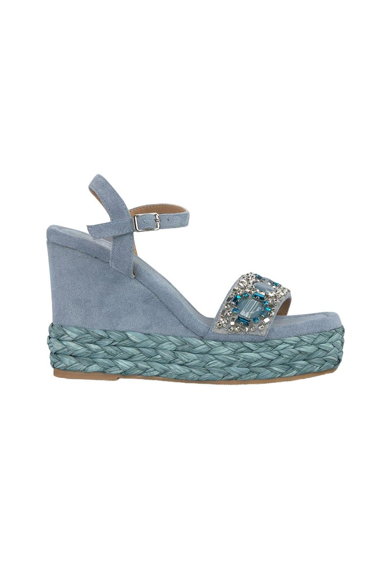 Sandalo con zeppa blu in suede e cinturino alla caviglia, con suola in rafia turchese intrecciata e un accento di gioiello sulla fascia frontale.