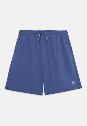 Short bleu à taille élastique avec cordon ajustable, poches latérales, petites fentes sur les côtés, et logo Converse All Star sur la jambe gauche.