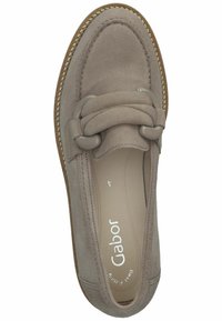 Scarpa slip-on in suede beige con accentuazione intrecciata, punta arrotondata e suola contrastante color tan. Presenta un interno imbottito per il massimo comfort.