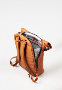 Zaino arancione a roll-top con spallacci regolabili, chiusura con zip e interno foderato che presenta una piccola tasca rossa e motivi grigi.