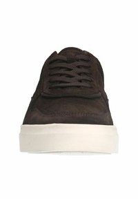 Sneaker in suede marrone con suola in gomma bianca, punta tonda e lacci piatti. Presenta dettagli testurizzati sulla parte superiore e un design semplice.