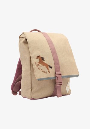 Rucsac din țesătură bej cu o suprafață texturată, curele roz și o clapetă care prezintă un cal brodat și textul: "sălbatic la inimă."