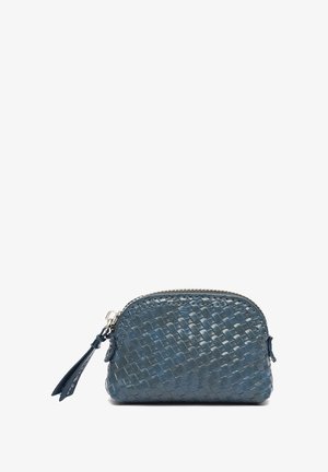 Tkanjena usnjena denarnica v temno modri barvi, okrogle oblike, s srebrnim zadrgo in okrasjem v obliki resice na strani. Teksturirana površina.