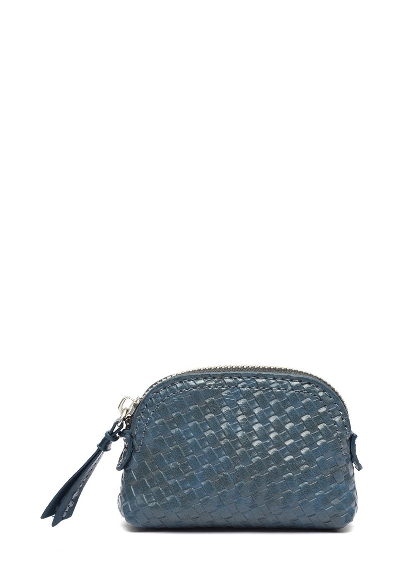 Wpleciona skórzana portmonetka w ciemnoniebieskim kolorze, o zaokrąglonym kształcie, z metalowym zamkiem błyskawicznym i akcentem w postaci frędzla z boku. Teksturowany wzór na powierzchni.