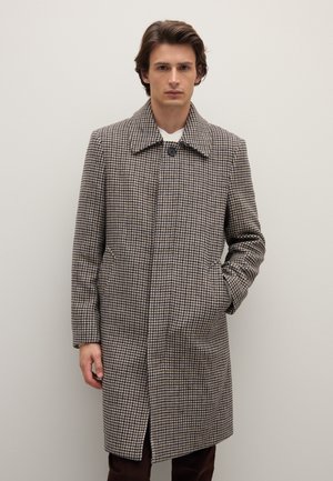 Cappotto con motivo pied-de-poule marrone e bianco, collo a revers, due tasche frontali e chiusura con bottoni. Realizzato in tessuto strutturato.