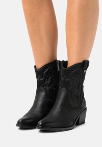 mtng Botines camperos - black