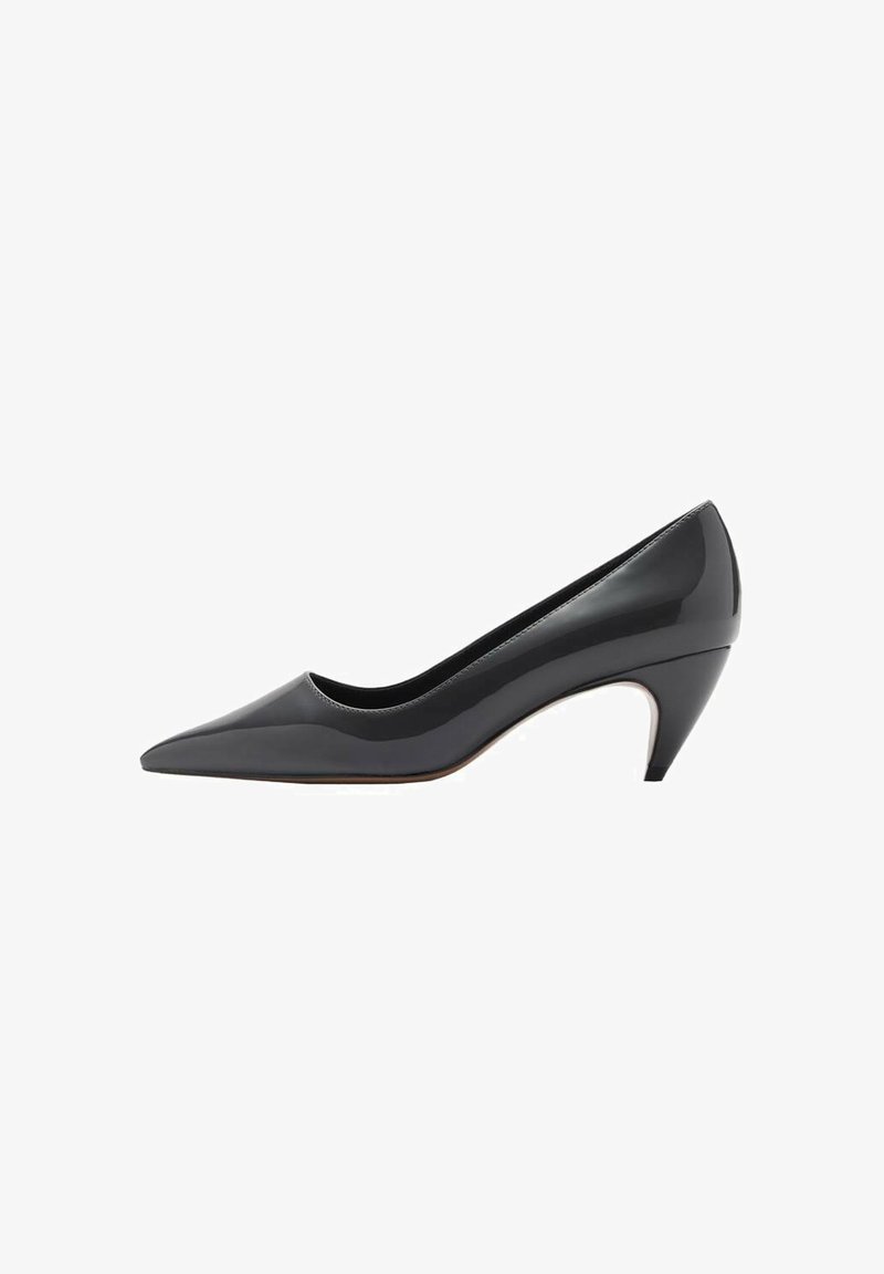 Escarpin en cuir verni noir avec un bout pointu et un talon mi-haut effilé. Texture lisse et éléments de design minimalistes.