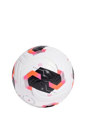 Pelota de fútbol blanca con patrones geométricos en negro, rosa y naranja sobre un fondo blanco liso.