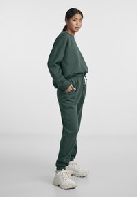 Pieces PCCHILLI PANTS - Joggebukse - trekking green