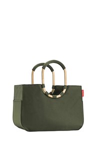 Groene stoffen draagtas met afgeronde metalen handvatten, voorzien van een open bovenkant en één buitenvak. Soepele textuur en minimalistisch ontwerp.