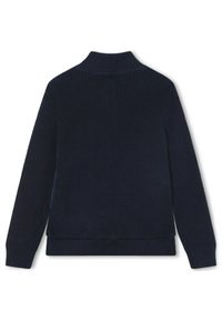 Maglione a coste di un blu navy scuro, con maniche lunghe e colletto alto, mostrato da dietro su uno sfondo bianco.