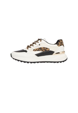 Weißer und schwarzer Sneaker mit Leopardenmuster-Akzenten, gemusterten Schnürsenkeln, dicker Sohle und einem goldfarbenen Metallic-Detail an der Ferse.