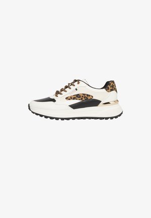 Weißer und schwarzer Sneaker mit Leopardenmuster-Akzenten, gemusterten Schnürsenkeln, dicker Sohle und einem goldfarbenen Metallic-Detail an der Ferse.