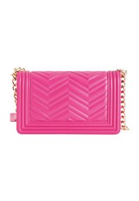 Roze gewatteerde handtas met chevronpatroon, gouden kettingriem en gestructureerd oppervlak. Heeft een gestructureerde vorm en contrasterende pipingdetails.