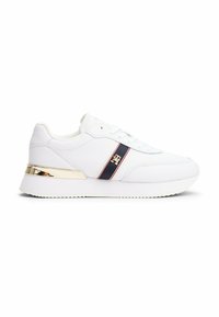 Sneaker in pelle bianca con un sottopiede accentato in oro, caratterizzati da una banda a strisce blu e un dettaglio del logo sul lato. Suola testurizzata per una migliore aderenza.