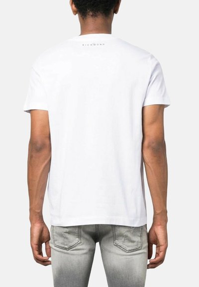 T-shirt bianco in cotone con colletto rotondo e maniche corte, con un piccolo logo "RICHMOND" stampato vicino al colletto sul retro.