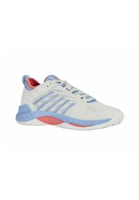 Weiße Sportschuhe mit einem strukturierten Obermaterial, hellblauen Akzenten und pinkem Absatz, ausgestattet mit einem gemusterten Design und einer Gummisohle für besseren Halt.