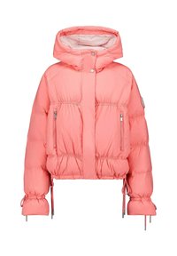 Giacca imbottita rosa con design corto, chiusura frontale a scatto, due tasche con cerniera e dettagli con coulisse elastiche a polsini e orlo.