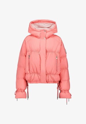 Chaqueta acolchada rosa con diseño corto, cierre frontal de broches, dos bolsillos con cremallera y detalles de cordón elástico en los puños y el dobladillo.