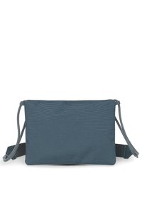 Borsa a tracolla in tessuto turchese con texture liscia, forma rettangolare, spallacci regolabili e design minimalista. Senza parti metalliche o accenti visibili.