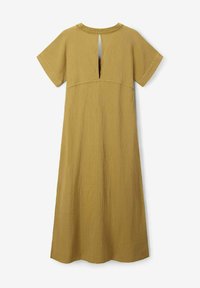 Robe jaune moutarde, longueur genou, en tissu texturé. Elle présente des manches courtes et une ouverture en forme de clé au dos.