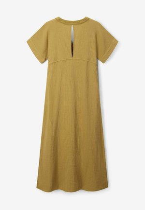 Robe jaune moutarde, longueur genou, en tissu texturé. Elle présente des manches courtes et une ouverture en forme de clé au dos.