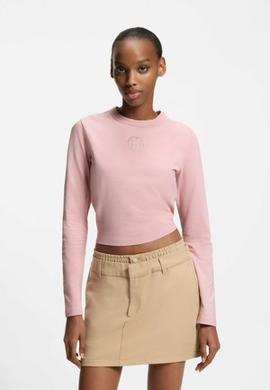 - Bluzka z długim rękawem