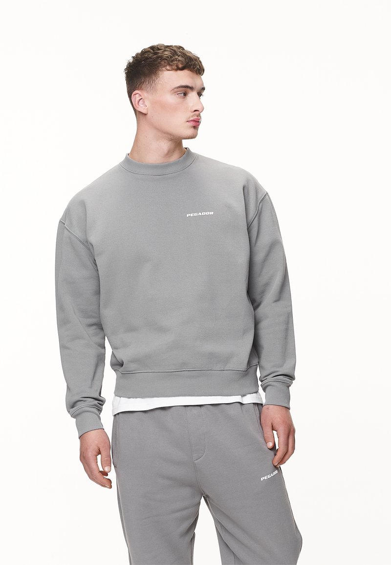 Pegador - LOGO - Sweatshirt - washed cool grey/white gum, Agrandir