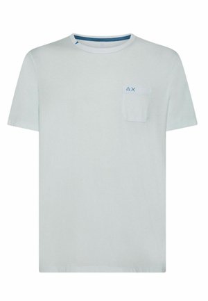 Maglietta in cotone azzurro chiaro con colletto rotondo, maniche corte e taschino sul petto con un piccolo logo geometrico. Tessuto liscio.