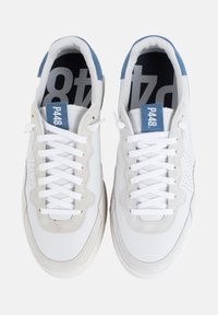 Zapatillas blancas con acentos de ante gris y una etiqueta de tela azul. Presentan cordones redondos, detalles perforados y una suela de goma plana.