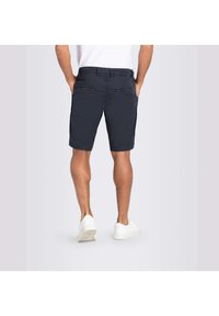 Marineblaue Shorts mit klassischer Passform, ausgestattet mit zwei Gesäßtaschen mit Knöpfen und einer glatten Gewebestruktur. Tragen Sie sie mit weißen Sneakers.