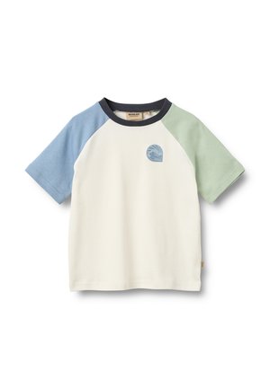 Raglan-T-Shirt mit kurzen Ärmeln, cremefarbenem Körper, blauem linkem Ärmel, grünem rechtem Ärmel, schwarzem Kragen und kleinem blauem Logo auf der Brust.