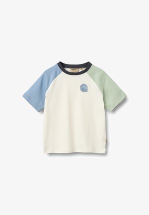 Raglan-T-Shirt mit kurzen Ärmeln, cremefarbenem Körper, blauem linkem Ärmel, grünem rechtem Ärmel, schwarzem Kragen und kleinem blauem Logo auf der Brust.