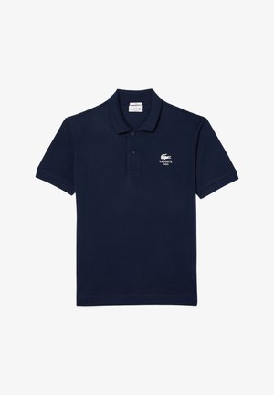 Polo de color azul marino hecho de algodón, con cuello de camisa, tapeta de tres botones y logo bordado en blanco en el pecho.