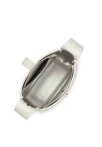 Borsa a mano bianca in pelle con superficie testurizzata, chiusura con zip superiore e un ampio interno foderato in argento con più scomparti.