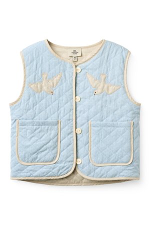 Lyseblå quiltet ærmeløs vest med beige kant, knapper foran, to lommer og beige fugleapplikationer på brystet.